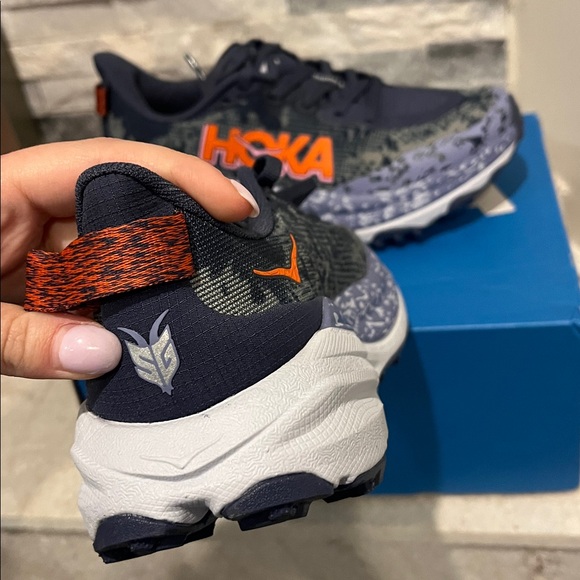 New!! Hoka women's speedgoat 6 sneakers - Picture 3 of 6